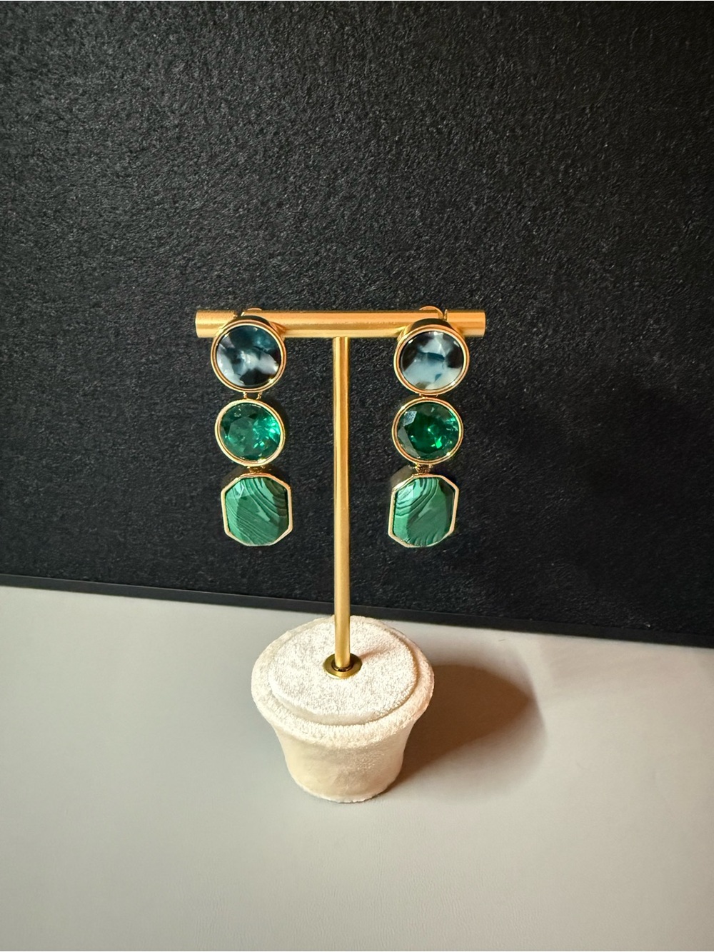 Green Multi-Stone Gold Tone Statement Earrings 🗽